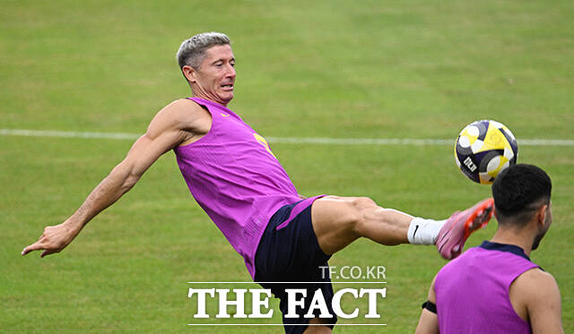 FC바르셀로나 로베르트 레반도프스키가 30일 오후 경기 고양시 고양종합운동장에서 훈련하고 있다. /고양종합운동장=박헌우 기자