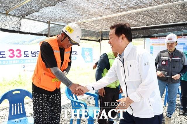 박완수 경남도지사가 30일 창원 자족형 복합행정타운 도시개발사업 현장 찾아 폭염 대응 상황을 점검했다./경남도