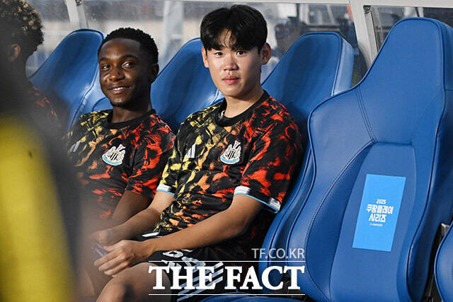 뉴캐슬 박승수가 30일 오후 경기도 수원시 팔달구 수원월드컵경기장에서 열린 팀 K리그와 뉴캐슬 유나이티드의 쿠팡플레이 시리즈 1경기 전반전 선수들의 경기를 지켜보고 있다./수원월드컵경기장=남용희 기자