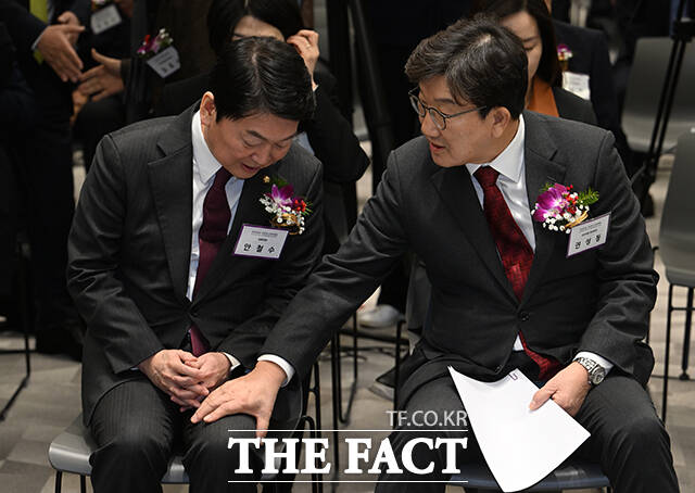 권성동 국민의힘 의원이 30일 같은 당 안철수 의원을 겨냥해 여의도 대표 하(下)남자라는 별명이 괜히 붙은 게 아니다고 비꼬았다. 사진은 안 의원(왼쪽)과 권 의원이 대화를 나누고 있는 모습. /박헌우 기자