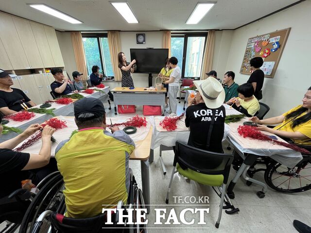 보령시가 운영중인 2025년 장애인 독서문화 프로그램 중 참가자들이 원예활동을 체험하고 있다. /보령시