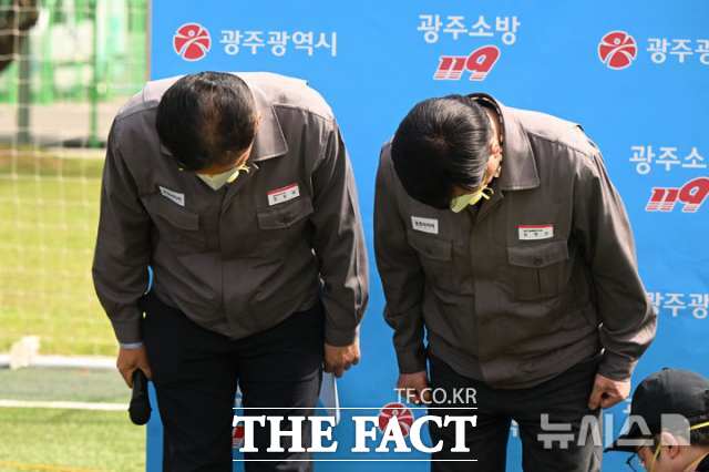 정일택 금호타이어 대표이사가 지난 5월 18일 오전 금호타이어 광주공장 화재 현장에서 열린 현장브리핑에 참석, 사과문을 발표하며 고개를 숙이고 있다. /뉴시스