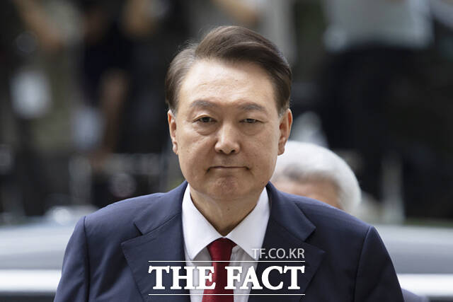 윤석열 전 대통령이 9일 오후 구속 전 피의자 심문(영장실질심사)을 받기 위해 서울 서초구 서울중앙지방법원으로 들어서고 있다. 이날 영장실질심사는 남세진(사법연수원 33기) 영장전담 부장판사 심리로 열린다. <2025.07.09 사진공동취재단>