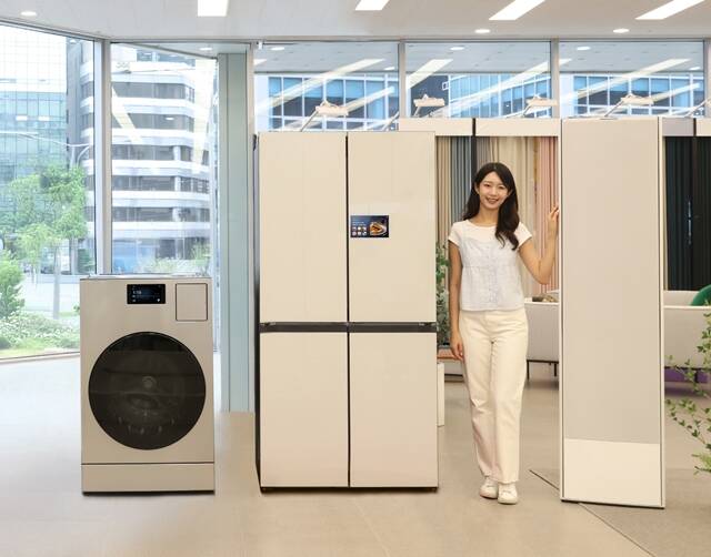 삼성전자 관계자가 에어컨·냉장고·세탁기 등 AI 가전 3대장을 소개하고 있다. /삼성전자