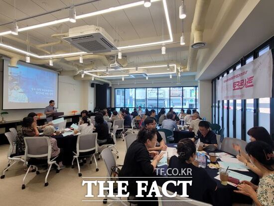 경기 양주시가 덕정동 상권거점커뮤니티센터 ‘와글와글센터’에서 진행된 토크콘서트에 참석한 덕정 상인회와 지역 주민들이 다양한 의견에 대해 토론하고 있다./양주시