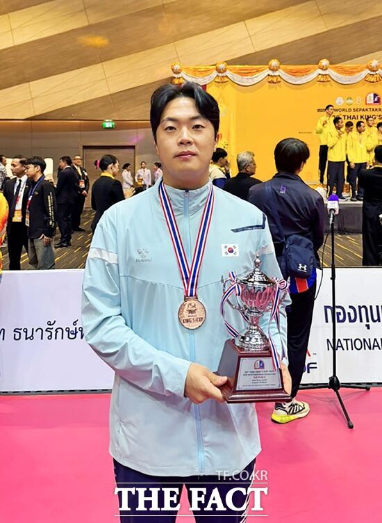 대덕구청 소속 세팍타크로팀 이민주가 지난 22일부터 27일까지 태국 핫야이에서 열린 제38회 ISTAF 세팍타크로 세계선수권대회(킹스컵)에서 동메달을 획득한 후 기념 촬영을 하고 있다./대덕구