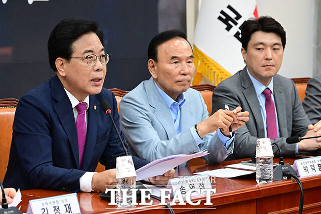 국민의힘은 더불어민주당이 방송 3법·상법개정안·노란봉투법 등 쟁점 법안을 강행할 시 필리버스터(무제한 토론)에 나서겠다고 예고했다. 사진은 송언석 국민의힘 비상대책위원장 겸 원내대표가 28일 오전 서울 여의도 국회에서 열린 비상대책위원회의에서 모두발언을 하고 있는 모습. /남윤호 기자