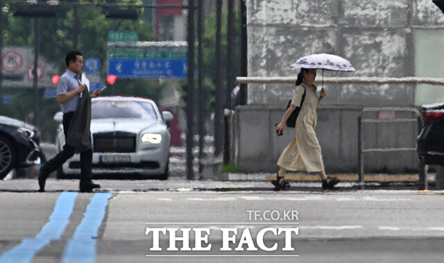 7월의 마지막 날인 31일 전국에 무더위가 이어지는 가운데 최고체감온도가 35도 안팎으로 올라 매우 무덥겠다. 경기와 강원, 전남 일부 지역에는 빗방울이 떨어질 것으로 예보된다. /박헌우 기자