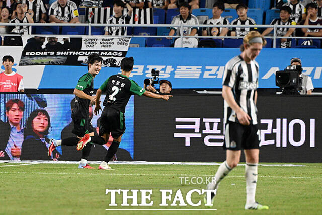 김진규(왼쪽)가 30일 오후 경기도 수원시 팔달구 수원월드컵경기장에서 열린 팀 K리그와 뉴캐슬 유나이티드의 쿠팡플레이 시리즈 1경기에서 득점 후 기뻐하고 있다./수원월드컵경기장=남용희 기자