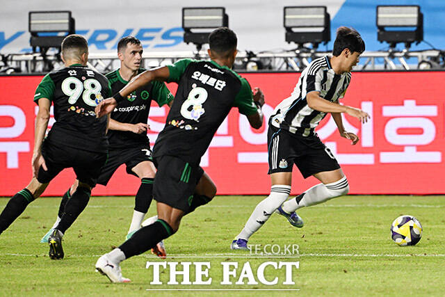 박승수(맨오른쪽)가 30일 오후 경기도 수원시 팔달구 수원월드컵경기장에서 열린 팀 K리그와 뉴캐슬 유나이티드의 쿠팡플레이 시리즈 1경기에서 드리블을 시도하고 있다./수원월드컵경기장=남용희 기자