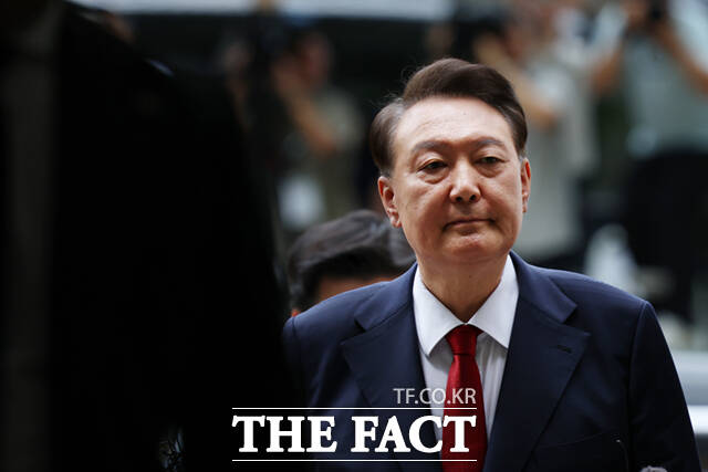 윤석열 전 대통령이 30일 오전 10시로 예정된 김건희 여사 연루 의혹을 수사하는 민중기 특별검사팀 조사에 재차 불출석했다. 특검팀은 체포영장 청구 등 강제 수사에 나설 것으로 점쳐진다. /더팩트 DB