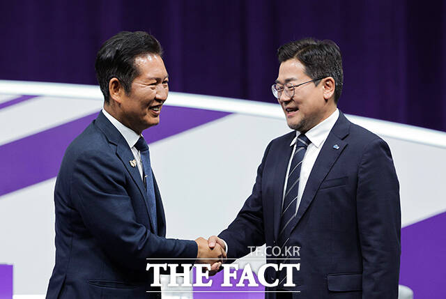 8월2일 새 당대표 선출을 앞두고 민주당이 균형감에 주목해야 한다는 의견도 있다. 여당이 정부의 정책을 뒷받침하는 것은 필요하지만, 동시에 민심을 대변하는 레드팀 역할을 일정 부분 해야 한다는 것이다. 사진은 정청래, 박찬대 당대표 후보들이 29일 오후 서울 마포구 MBC에서 열린 TV토론회에 참석해 인사하는 모습. /국회사진기자단