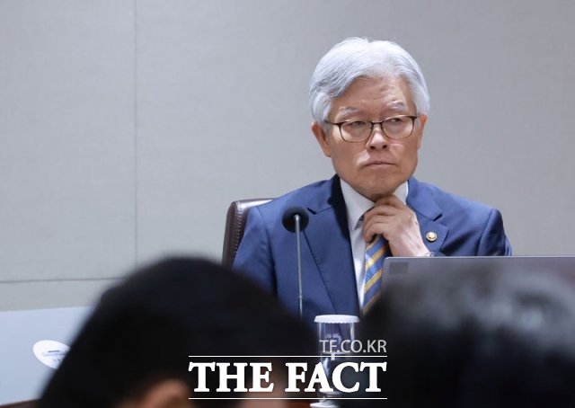 최동석 인사혁신처장이 29일 서울 용산 대통령실 청사에서 열린 국무회의에서 자신의 막말과 관련해 유명해지고 있어 대단히 죄송스럽다고 발언했다. /뉴시스