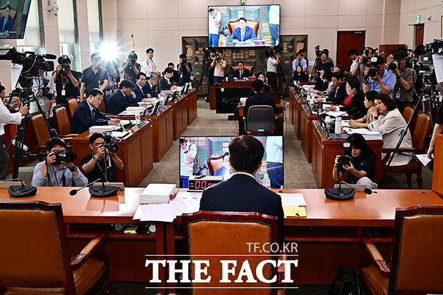 최휘영 문화체육관광부 장관 후보자가 29일 오전 서울 여의도 국회에서 열린 인사청문회에 참석해 질의에 답변을 하고 있다. /국회=배정한 기자