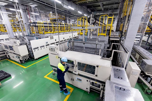 산업통상자원부는 2025년 제2회 추가경정예산 사업을 통해 신규로 산업AI 솔루션 실증·확산 지원 사업을 추진한다고 30일 밝혔다. 사진은 포스코퓨처엠의 광양 양극재 공장 생산라인. /포스코퓨처엠