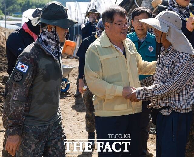 이승화 산청군수가 집중호우 피해 복구에 구슬땀을 흘리는 봉사자들을 격려하고 있다. /산청군