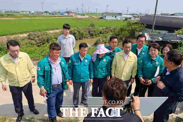 당진시의회가 29일 집중호우 피해지역을 현장 점검하며 수해복구 지원 의지를 재확인했다. /당진시의회