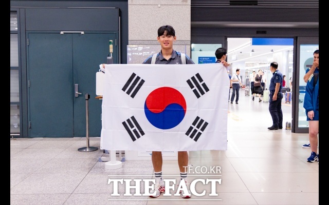 뉴캐슬 선수들과 함께 아시아 투어를 위해 인천국제공항에 입국한 박승수가 태극기를 펼쳐보이고 있다./쿠팡플레이