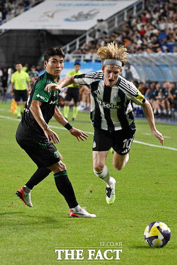 앤서니 고든이 30일 오후 경기도 수원시 팔달구 수원월드컵경기장에서 열린 팀 K리그와 뉴캐슬 유나이티드의 쿠팡플레이 시리즈 1경기에서 드리블을 시도하고 있다./수원월드컵경기장=남용희 기자