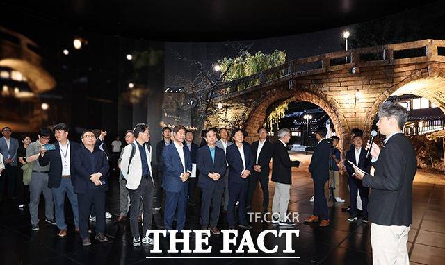 정태호 국정기획위원회 경제 1분과장과 위원들이 30일 오전 경기도 파주시 CJ ENM 스튜디오를 방문해 버추얼 프로덕션 스테이지(VP 스테이지)에서 허민회 CJ 경영지원 대표의 안내를 받으며 대형 LED 월 배경으로 제작된 영상제작물을 둘러보고 있다. /사진공동취재단