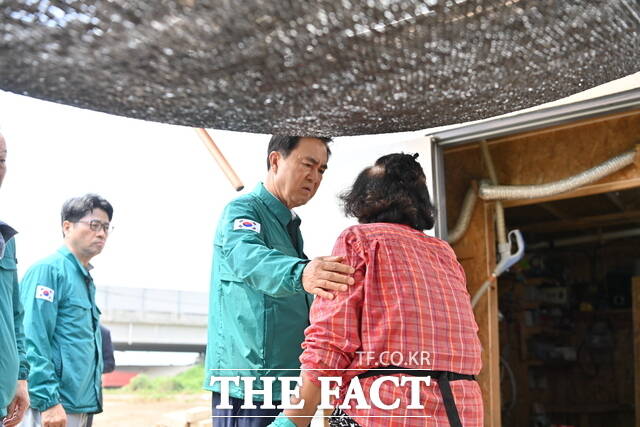김태흠 충남도지사(오른쪽 두 번째)가 30일 해외 출장 복귀 후 첫 일정으로 수해복구 현장을 방문해 피해를 입은 도민을 위로하고 있다. /충남도