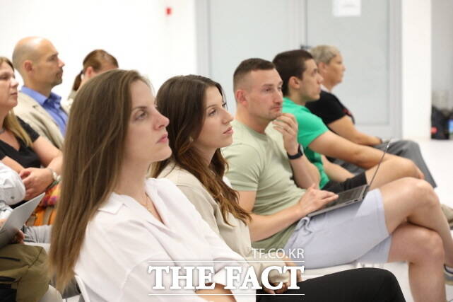 고란 바티니치 스플리트시 도시개발공사 소장 등 50여 명의 스마트시티 관계자가 29일 스플리트 테크놀로지파크에서 펼친 최민호 시장의 강연을 듣고 있다. /세종시