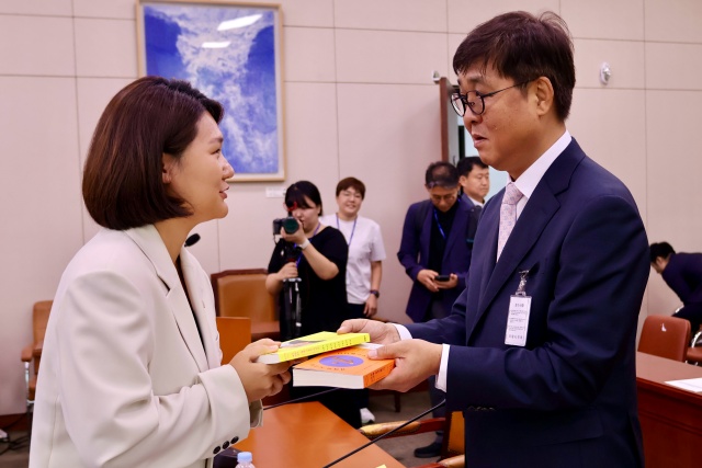 손솔 의원은 청문회장에 내가 이런 데서 일할 사람이 아닌데, 귀하의 노고에 감사드립니다 등 노동문학 작품 두 권을 들고 나와 최휘영 문화체육관광부 장관 후보자에게 직접 전달했다. /손솔 진보당 의원 SNS 갈무리