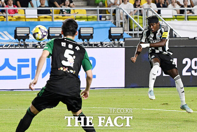 [더팩트ㅣ수원월드컵경기장=남용희 기자] 안토니 엘랑가가 30일 오후 경기도 수원시 팔달구 수원월드컵경기장에서 열린 팀 K리그와 뉴캐슬 유나이티드의 쿠팡플레이 시리즈 1경기에서 슈팅을 시도하고 있다.