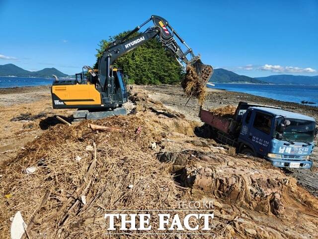 집중호우로 인해 연안 지역에 유입된 해양쓰레기/경남도