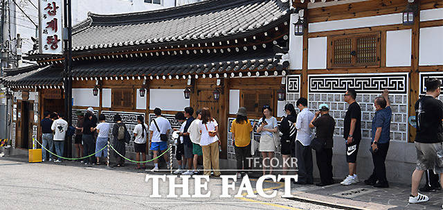 절기 상 더위가 가장 심하다는 삼복 중 두 번째에 해당하는 중복인 30일 전국 대부분 지역에서 폭염특보와 열대야가 지속되고 있다. 사진은 중복을 맞아 서울 종로구의 한 삼계탕집 앞에 줄을 서고 있는 시민들 모습. /임영무 기자