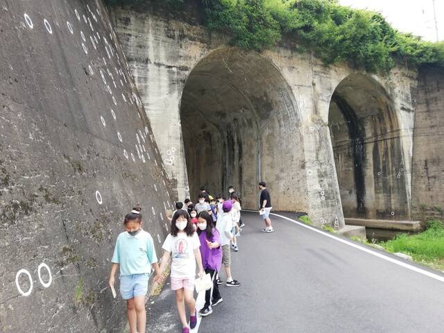 충북 영동 지역 어린이들이 지난 2021년 7월 쌍굴다리 현장을 견학하는 모습. /노근리국제평화재단
