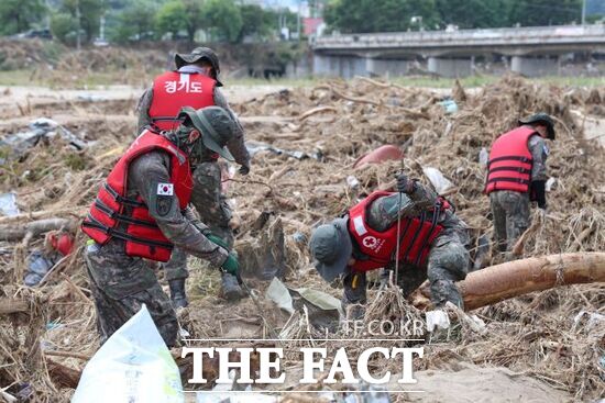 지난 20일 새벽에 내린 극한 호우로 경기 가평군에서 발생한 실종자를 찾기 위해 지난 29일 군 장병들이 폭염속에서 수색작업을 벌이고 있다./가평군