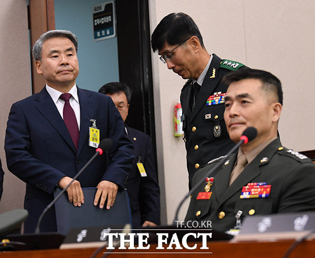 이종섭 전 국방부 장관이 2024년 6월 21일 오전 서울 여의도 국회에서 열린 법제사법위원회 채상병 특검법 입법청문회에 출석하자 임기훈 전 대통령실 국방비서관(가운데)이 자리에서 일어나 고개를 숙이고 있다. 오른쪽은 박정훈 전 해병대 수사단장. /국회=남윤호 기