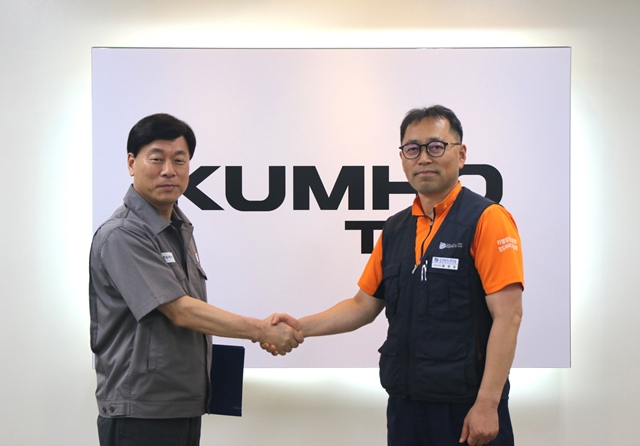 김명선 금호타이어 생산기술총괄 부사장(왼쪽)과 황용필 금호타이어지회 대표 지회장이 30일 노사 특별합의 후 악수를 하고 있다. /금호타이어