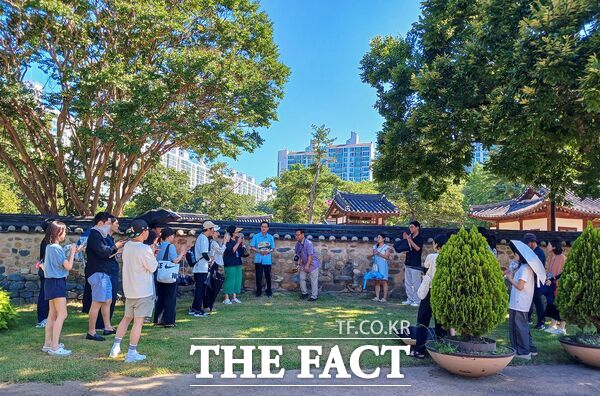 대덕문화관광재단이 25~26일 운영한 ‘제1회 대덕 워케이션 프로그램’ 참가자들이 도보로 대덕구 명소인 동춘당에 방문해 문화 해설사의 설명을 경청하고 있다./대덕구