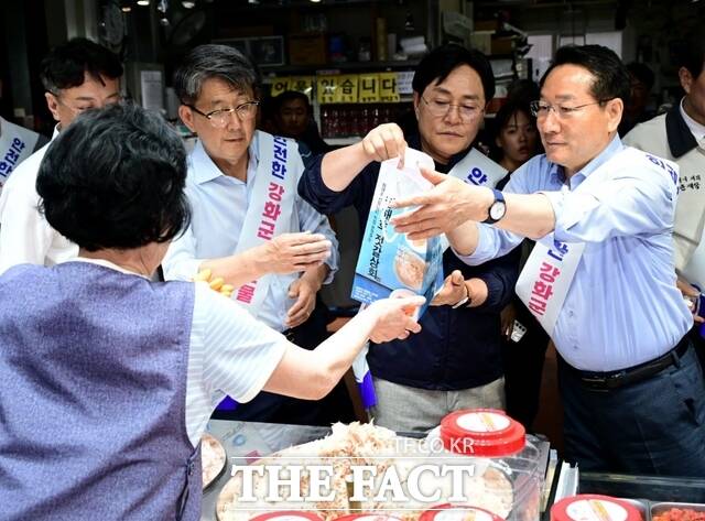유정복 인천시장이 30일 강화군 외포항 수산물 직판장에서 수산물을 구매하고 있다./인천시