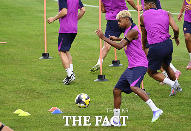 FC바르셀로나 라민 야말이 30일 오후 경기 고양시 고양종합운동장에서 훈련하고 있다. /고양종합운동장=박헌우 기자