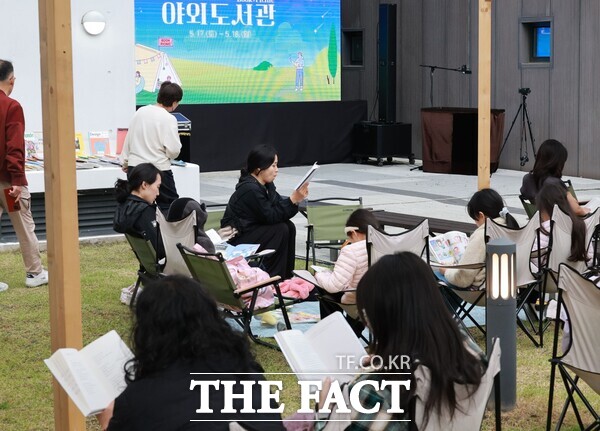 지난 5월 원신흥도서관 후원에서 열린 유성북크닉 행사에서 시민들이 야외 공간에 마련된 빈백에 앉아 독서를 즐기고 있다. /대전 유성구