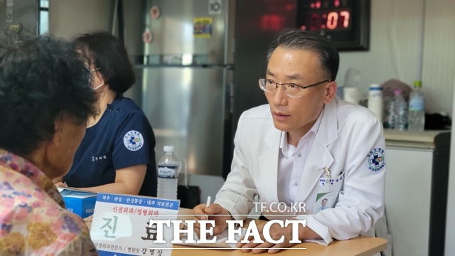 강명상 마산365병원 병원장이 산청군 수해 복구 현장을 찾아 주민과 상담하고 있다. /마산365병원