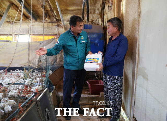 태안군청 공직자가 태안읍 축산농가를 찾아 현장을 점검하고 축산농가의 안정에 주력하고 있다. /태안군.