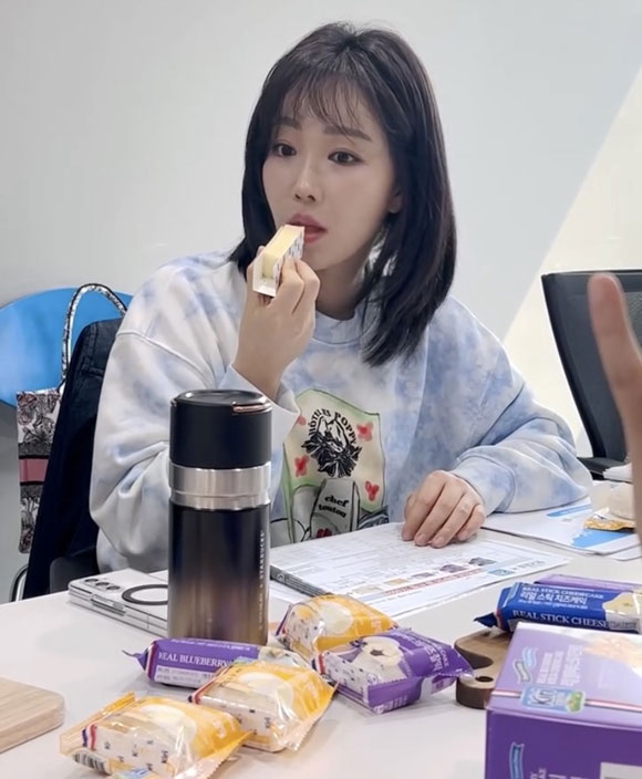 이유리는 제품 담당자와의 미팅을 통해 방송 표현상 주의사항을 꼼꼼히 점검하고, 실제 고객을 초청해 제품에 대한 고민도 듣는 등 열정을 쏟아내고 있다. /롯데홈쇼핑