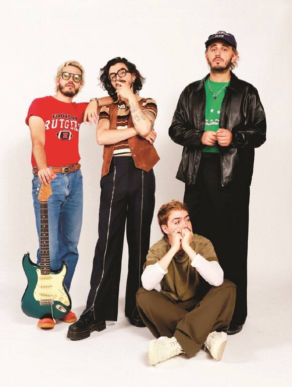 하이브 라틴 아메리카와 매니지먼트 계약을 체결한 콜롬비아 밴드 모랏이 빌보드 라틴 에어플레이 1위에 올랐다./하이브레이블즈