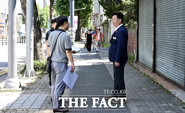 김제선 대전 중구청장이 야구장 가는 길(대종로 405 일원)에서 현장 점검을 실시하고 있는 모습./대전 중구