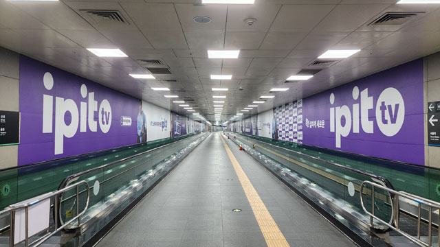 KT스카이라이프는 본사가 위치한 상암동 디지털미디어시티역 환승 통로에 대규모 옥외광고를 진행 중이다. /스카이라이프