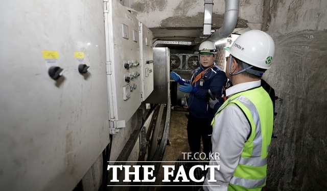 박상형 한전KDN사장이 지하 전력구 작업 현장을 살펴보고 있다. /한전KDN