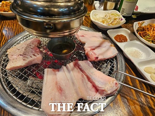 먹방 영상으로 매장 홍보해 드리고, 수익금도 나눠드릴게요. 유명 개그맨들이 출연하는 영상을 보여주며 달콤한 말로 제주도 자영업자들로부터 3억5000만원을 챙긴 유튜브 채널 대표가 실형을 선고 받았다. 사진은 비계 삽결살에 이어 이번에는 장어인지 삼겹살인지 구분이 가지 않는다는 글이 올라오며 제주도내 흑돼지집들에 대한 논란이 확산되게 만들었던 모습. /출처=인터넷 커뮤니티 보배드림