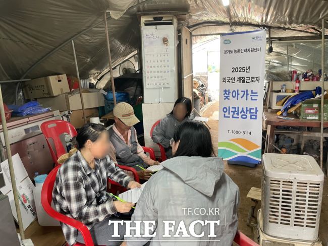 경기도 관계자들이 외국인 계절근로자 인권 실태를 조사하고 있다. /경기도