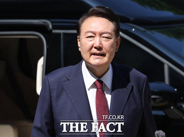 윤 대통령 측은 최근 주치의로부터 실명 위험 소견을 듣고 서울구치소 측에 외래진료가 필요하다는 의견서를 이날 제출한 것으로 전해졌다. /사진공동취재단