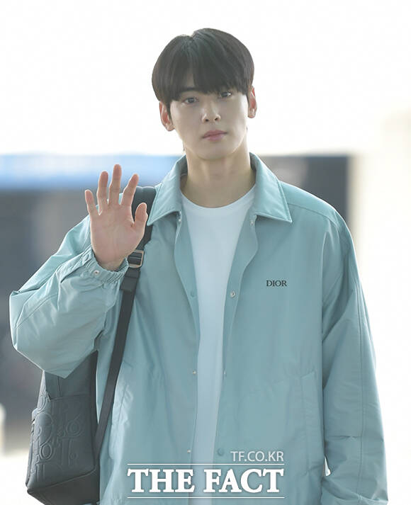 그룹 아스트로 멤버 겸 배우 차은우가 지난 28일 입대했다. /인천국제공항=박헌우 기자