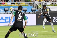  득점 노리는 엘랑가의 슈팅 [포토]